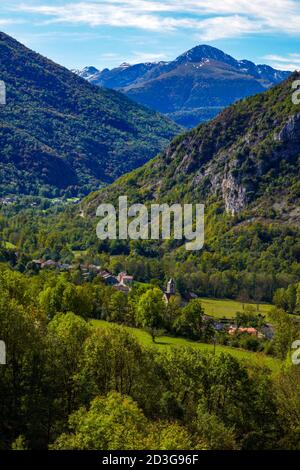 Il villaggio di Niaux nella valle di Vicdessos, nell'Ariege, Pirenei francesi, Francia, tempo di autunno. Foto Stock