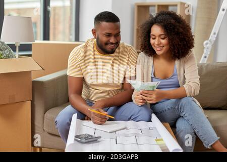 abbi con i soldi di conteggio del blueprint a casa Foto Stock