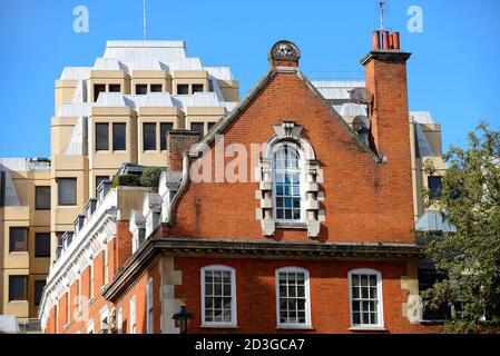 Londra, Inghilterra, Regno Unito. Stili architettonici contrastanti: Vecchi e nuovi edifici in Bow Street / Long Acre. (90 acri lunghi dietro) Foto Stock