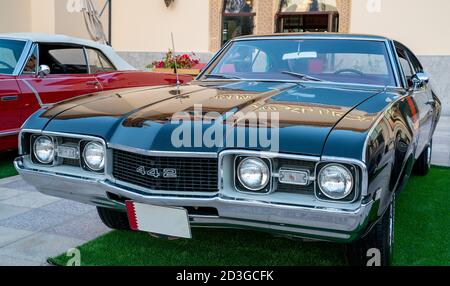 Doha,Qatar- 3 Marzo 2020:1968 oldsmobile 442 auto classica Foto Stock