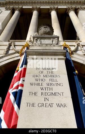 Londra, Inghilterra, Regno Unito. Somerset House - facciata con vista sul Tamigi. Servizio civile Rifles War Memorial (Sir Edwin Lutyens - 1924) commemorando il 1, Foto Stock