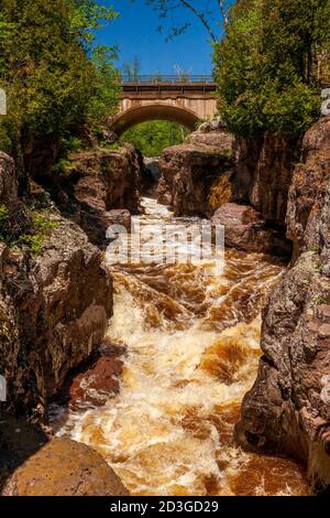 Il fiume temperance scorre attraverso la gola sotto il ponte dell'autostrada del Minnesota 61 sulla strada per il lago Superior, il parco statale del fiume Temperance, Minnesota Foto Stock