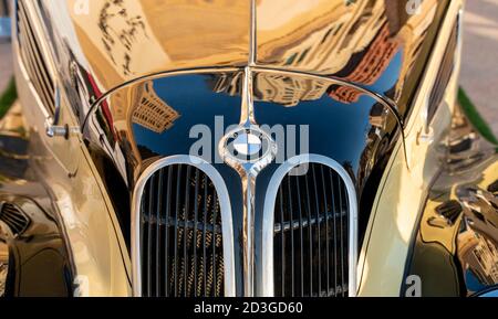 Doha,Qatar- 30 Marzo 2020: 1937 BMW 327 cabriolet auto classica Foto Stock