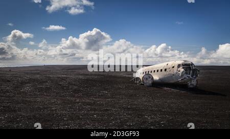 Relitto abbandonato di aerei schiantati US Navy Douglas C-47 Skytrain (basato su DC-3), relitto aereo sulla spiaggia nera a Sólheimasandur, Islanda del Sud Foto Stock