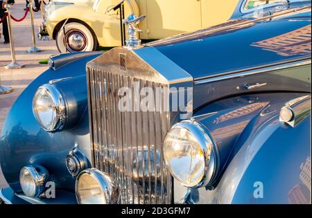 Doha, Qatar- 30 Marzo 2020: 1948 Rolls royce argento wraith blu cabriolet Foto Stock