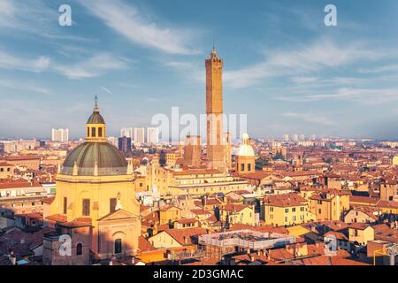 Bologna, paesaggio urbano al tramonto dal punto di vista alto. Emilia Romagna Foto Stock