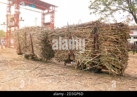 Un vecchio treno in acciaio caricato con canna da zucchero raccolta di fresco pronto per il trasporto alla fabbrica di zucchero a solo, Indonesia. Foto Stock