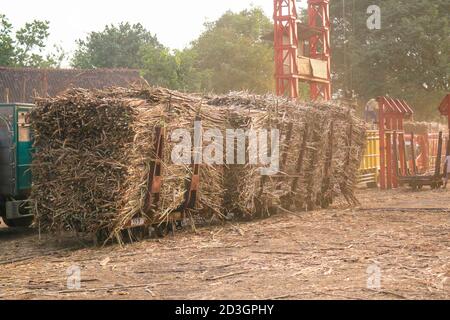 Un vecchio treno in acciaio caricato con canna da zucchero raccolta di fresco pronto per il trasporto alla fabbrica di zucchero a solo, Indonesia. Foto Stock