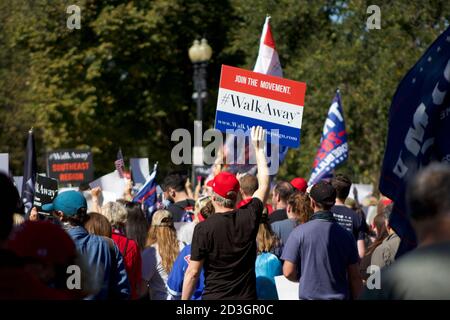 Un uomo porta un segno giù Constitution Ave NW durante La maggioranza invisibile della Campagna di Walkaway è marzo su Washington (3 Ottobre 2020) Foto Stock