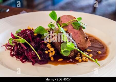 Bistecca di anatra barbarica con cavolo rosso, pinoli e crescione, il gastropub toro, Theydon Bois, Essex, Inghilterra Foto Stock