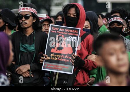 Makassar, Sulawesi del Sud, Indonesia. 8 Ott 2020. Alcuni studenti hanno organizzato una dimostrazione contro la ratifica della legge Omnibus a Makassar, Indonesia. Le manifestazioni contro questa legge sono state portate avanti dagli studenti portandosi per le strade e bloccando le strade della città. Credit: Herwin Bahar/ZUMA Wire/Alamy Live News Foto Stock