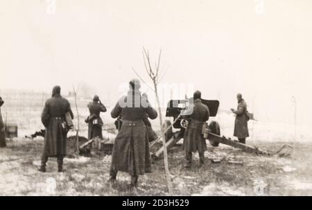 Truppe tedesche durante l'artiglieria che bombardano durante la seconda guerra mondiale Foto Stock