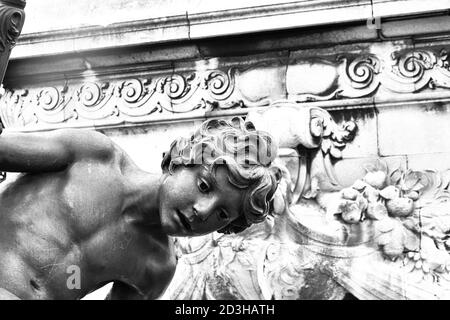 Colpo in scala di grigi di una scultura di un bambino su Il Ponte Alexander III di Parigi Foto Stock