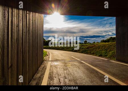 Sole che splende attraverso la fine di un tunnel quadrato Foto Stock