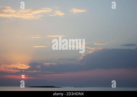 Tramonto a Panagia Beach nell'isola di Elafonisos, nella parte meridionale del Peloponneso, Grecia Foto Stock