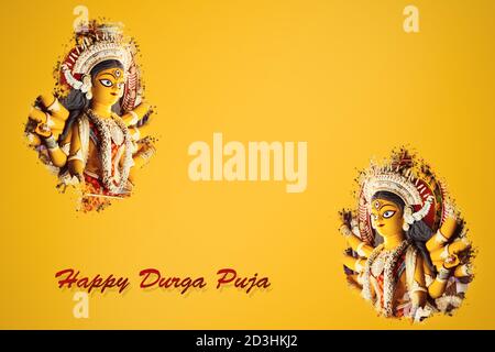 Happy Durga Puja sfondo con spazio di copia. Hindu Goddess Durga faccia, disegno creativo immagine in colore giallo senape solido per subho bijoya, dussehra Foto Stock