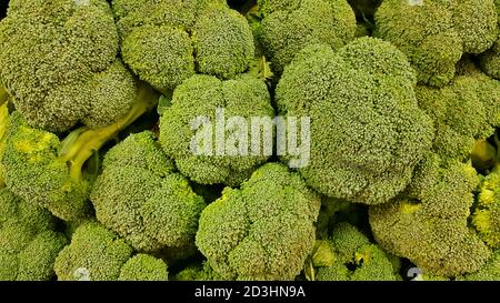 Fiori freschi verdi di Broccoli in vendita in un mercato vegetale tradizionale. Foto Stock