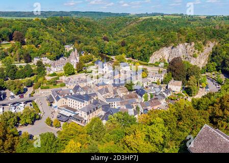Vista ad alto angolo sul Villaggio di Durbuy nel Provincia di Lussemburgo e Regione Ardenne della Vallonia Belgio Foto Stock