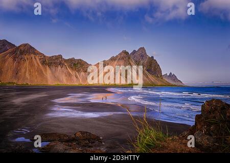 Il selvaggio e bella montagna Vestrahorn nelle prime ore serali - Höfn, Islanda Paesaggio Foto Stock