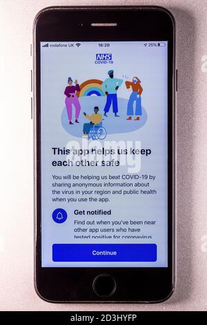 L'applicazione ufficiale di tracciamento dei contatti NHS Covid-19 viene installata e visualizzata sul display di un iPhone. Foto Stock