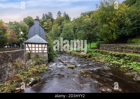 Fiume RUR lungo il parco cittadino della storica città vecchia di Monschau, Germania. Foto Stock