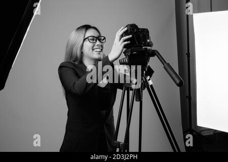 Ritratto di felice giovane donna d'affari asiatica vlogging con macchina fotografica Foto Stock
