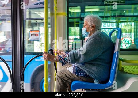 Madrid, Spagna. 8 ottobre 2020. Una donna anziana indossa una maschera facciale mentre viaggia su un autobus pubblico a Madrid.questa mattina la Corte Suprema di giustizia di Madrid (TSJM) ha annullato le restrizioni di mobilità nella Comunità di Madrid imposte dal governo spagnolo per avere il controllo della seconda ondata di infezioni Della pandemia di Covid-19. Il TSJM stabilisce che l'impedimento della mobilità influisce sui diritti e sulle libertà fondamentali dei cittadini. Credit: SOPA Images Limited/Alamy Live News Foto Stock
