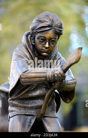 Londra, Inghilterra, Regno Unito. Harry Potter (Daniel Radcliffe) statua di bronzo in Leicester Square, ultima aggiunta alle scene nel percorso della Piazza (svelata Oc Foto Stock