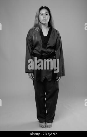 Ritratto di giovane donna asiatica che indossa il karate Gi pronto a. combatti Foto Stock