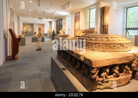 Le persone che guardano le mostre al Museo di Cham Sculpture, Danang, Vietnam, Asia Foto Stock