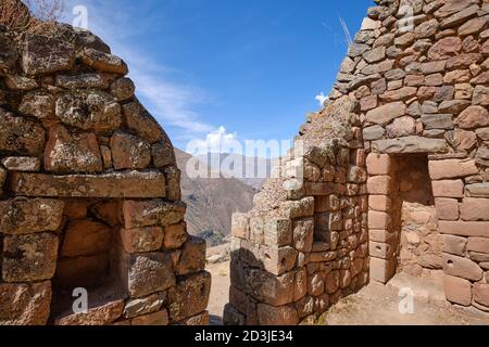 L'armeria a Pisac Pisaq Incan sito mostrando recessi per stoccaggio di armi come le lance Foto Stock