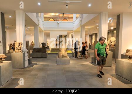 Le persone che guardano le mostre al Museo di Cham Sculpture, Danang, Vietnam, Asia Foto Stock