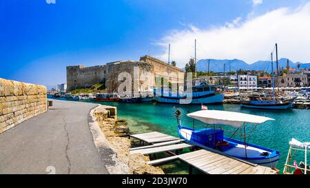 Cipro punti di riferimento - città vecchia di Kyrenia (Girne) parte turca dell'isola. Marina con castello. Foto Stock