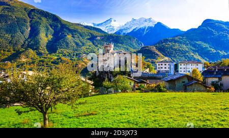 Suggestivo paesaggio alpino, bellissima valle di castelli e vigneti - Valle d'Aosta nel nord Italia Foto Stock