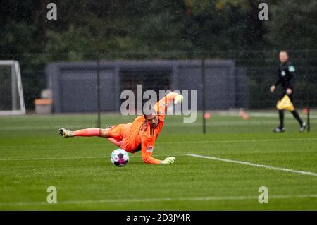 Amburgo, Germania. 8 ottobre 2020. Calcio: Test match, Hamburger SV - FC Fredericia, sul campo di allenamento HSV al Volksparkstadion. Il portiere di HSV Sven Ulreich cerca di prendere la palla. Credit: Georg Wendt/dpa/Alamy Live News Foto Stock