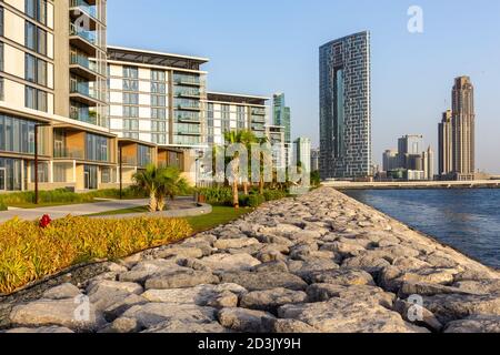 Dubai, Emirati Arabi Uniti, 06/09/20. Promenade e Dubai città vista da Bluewaters Island con il nuovo indirizzo Residences Jumeirah Resort + Spa grattacieli di lusso Foto Stock