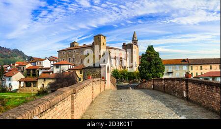 Imponente monastero medievale di Bormida e castello nella regione Asti, Piemonte. Italia Foto Stock