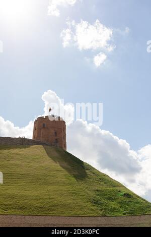 Una vista della torre Gedinimas nel 2020. Una torre rossa sulla collina. Foto Stock