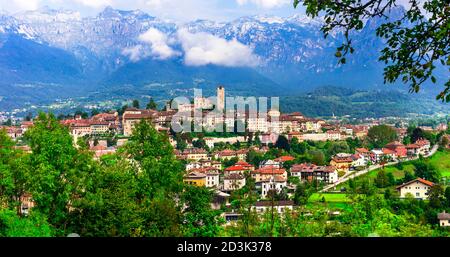 Scenic villaggio Feltre circondato da Dolomiti Alpi montagne nel nord Italia, provincia Belluno. Italia Foto Stock