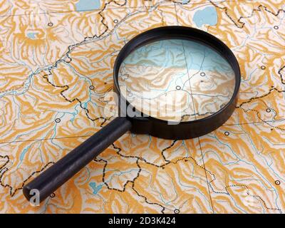 lente di ingrandimento su mappa vuota Foto Stock