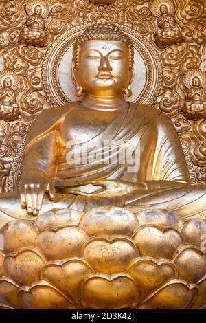 Londra, UK, 26 febbraio 2012 : statua del Buddha in oro dorato, una delle quattro che fanno parte della Pagoda della Pace Buddista nel Battersea Park Foto Stock