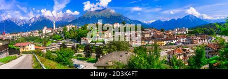 Panorama mozzafiato della bellissima città di Belluno circondata dalle montagne dolomitiche, nel nord Italia Foto Stock