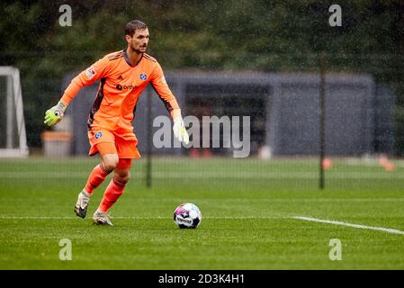 Amburgo, Germania. 8 ottobre 2020. Calcio: Test match, Hamburger SV - FC Fredericia, sul campo di allenamento HSV al Volksparkstadion. Il portiere HSV Sven Ulreich accetta la palla. Credit: Georg Wendt/dpa/Alamy Live News Foto Stock