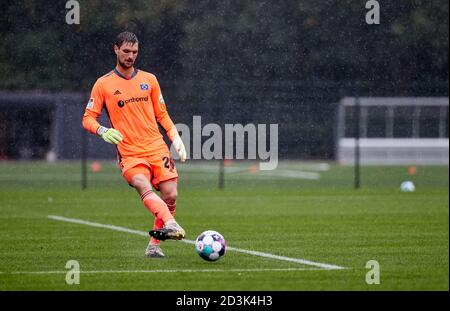 Amburgo, Germania. 8 ottobre 2020. Calcio: Test match, Hamburger SV - FC Fredericia, sul campo di allenamento HSV al Volksparkstadion. Il portiere HSV Sven Ulreich accetta la palla. Credit: Georg Wendt/dpa/Alamy Live News Foto Stock