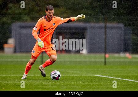 Amburgo, Germania. 8 ottobre 2020. Calcio: Test match, Hamburger SV - FC Fredericia, sul campo di allenamento HSV al Volksparkstadion. Il portiere HSV Sven Ulreich accetta la palla. Credit: Georg Wendt/dpa/Alamy Live News Foto Stock