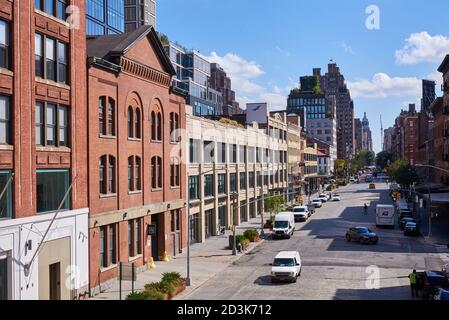 Vista degli edifici sul lato ovest della 14th Street a Manhattan guardando ad est dall'High Line Park. Foto Stock