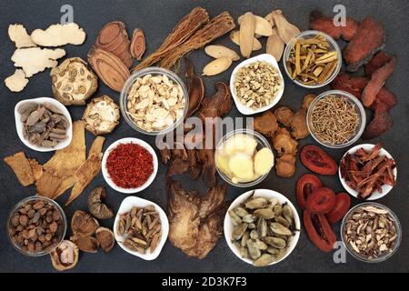 Grande raccolta di erbe cinesi usate nella medicina tradizionale & olistica di erbe. Concetto di assistenza sanitaria naturale. Disposizione piatta, vista dall'alto. Foto Stock