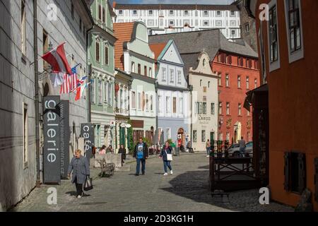 Cesky Krumlov, Repubblica Ceca. 8 ottobre 2020. Una strada deserta nel centro storico di Cesky Krumlov, Repubblica Ceca, 8 ottobre 2020. Credit: Vaclav Pancer/CTK Photo/Alamy Live News Foto Stock