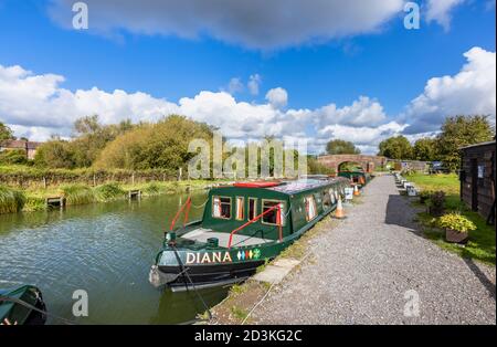 Narrowboat ormeggiato sulla riva del ramo Bruce del Kennett e Avon Canal a Great Bedwyn, un villaggio nel Wiltshire orientale, Inghilterra meridionale Foto Stock