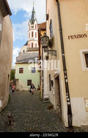 Cesky Krumlov, Repubblica Ceca. 8 ottobre 2020. Una strada deserta nel centro storico di Cesky Krumlov, Repubblica Ceca, 8 ottobre 2020. Credit: Vaclav Pancer/CTK Photo/Alamy Live News Foto Stock